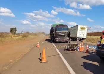 Duas pessoas que estavam em moto morrem, após colisão com carreta na Capital