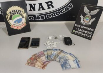 Traficante é presa vendendo drogas perto de escolas na Vila Palmira