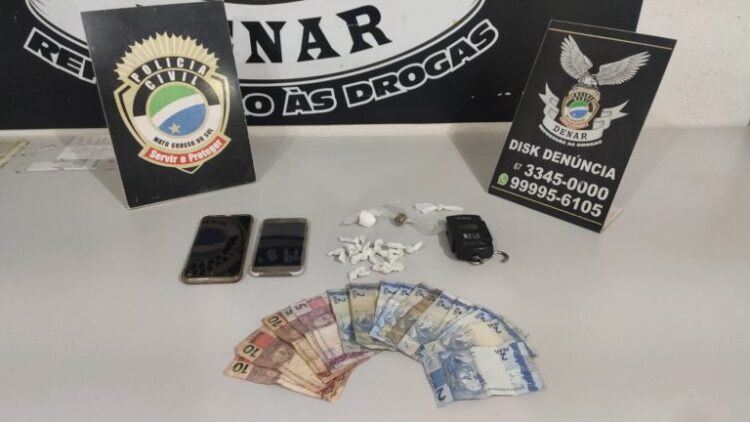 Traficante é presa vendendo drogas perto de escolas na Vila Palmira