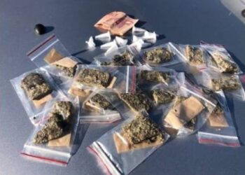 Adolescente de 17 anos é apreendido vendendo cocaína e maconha em plena luz do dia