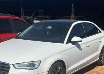 Polícia aborda Audi e encontra vítimas torturando ladrões dentro do carro na Capital