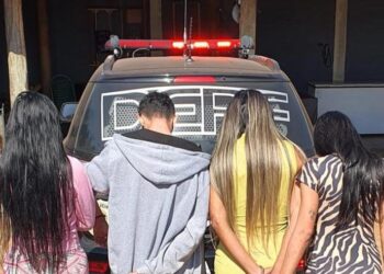Grupo de travestis é preso por obrigar pessoas na rua a fazerem transferências e compras