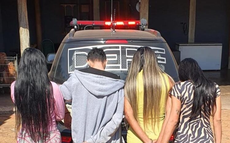 Grupo de travestis é preso por obrigar pessoas na rua a fazerem transferências e compras