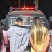 Grupo de travestis é preso por obrigar pessoas na rua a fazerem transferências e compras