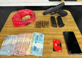 Homem ocupa o lugar da esposa no tráfico, após ela adoecer, e é preso com pistola e drogas