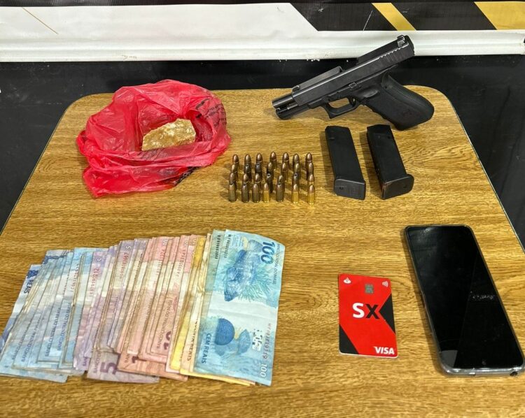 Homem ocupa o lugar da esposa no tráfico, após ela adoecer, e é preso com pistola e drogas