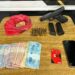 Homem ocupa o lugar da esposa no tráfico, após ela adoecer, e é preso com pistola e drogas