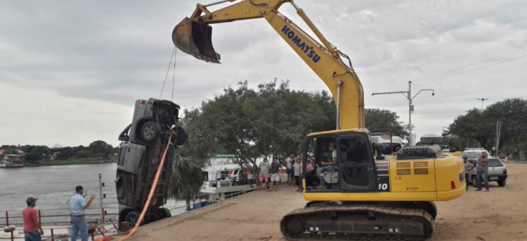 Em brincadeira de bêbado, amigo derruba S-10 do outro dentro do Rio Paraguai