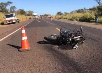 Motociclista bate de frente com carreta, é arrastado por 200 metros e morre na BR-163