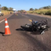 Motociclista bate de frente com carreta, é arrastado por 200 metros e morre na BR-163