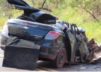 Condutor de Prisma capota veículo e se fere ao tentar ultrapassar caminhão na Capital