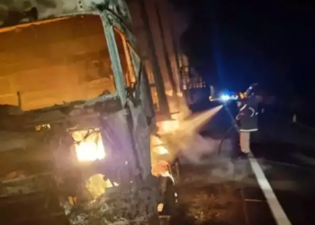 Carreta fica destruída pelo fogo na BR-158, após superaquecimento nos freios