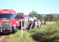 Condutor fica em estado grave ao tombar caminhão carregado com tijolos na MS-080