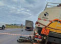 Motociclista morre ao colidir em caminhão parado, cair e ser atropelado por outro caminhão que passava