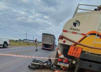 Motociclista morre ao colidir em caminhão parado, cair e ser atropelado por outro caminhão que passava