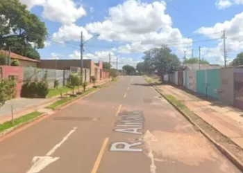 Rapaz é baleado por homens em carro prata na frente da mãe e da irmã na Capital