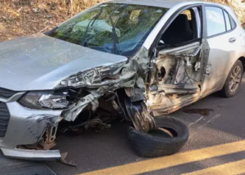 Condutor de Onix dorme ao volante e fica ferido ao bater de frente com carreta