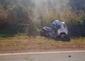 Colisão frontal de Uno com carreta mata assessora de imprensa de MS