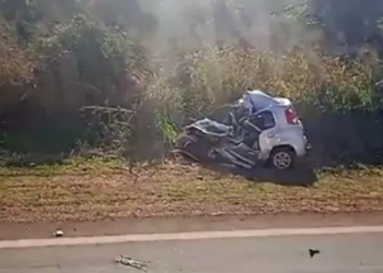 Colisão frontal de Uno com carreta mata assessora de imprensa de MS