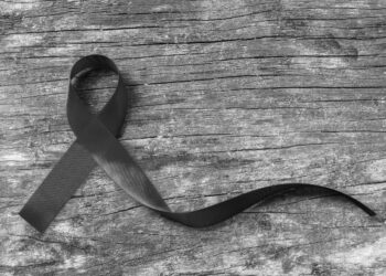 Menino de 9 anos morre em pátio de escola e gera comoção em cidade do interior