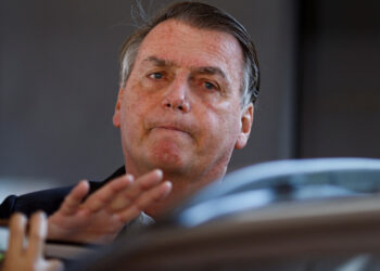 Bolsonaro posta vídeo em que pede forças para resistir