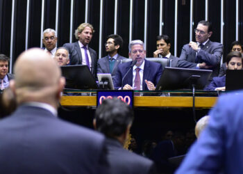 Câmara aprova reforma tributária em 1º turno com placar de 382 votos a 118