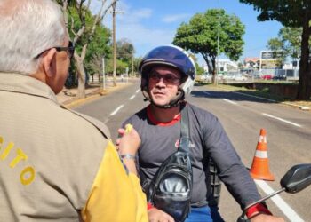 Hoje é Dia do Motociclista e blitz orienta sobre a importância da prudência no trânsito
