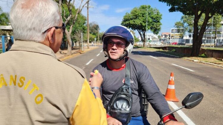Hoje é Dia do Motociclista e blitz orienta sobre a importância da prudência no trânsito