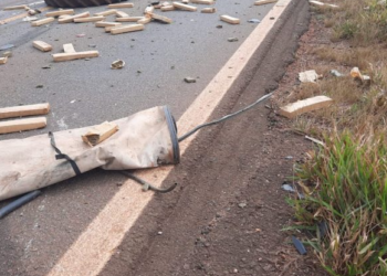 Traficante colide Strada em carreta, morre e maconha fica espalhada pela MS-164