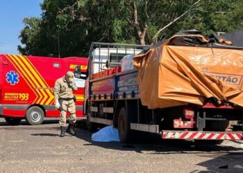 Caminhão atropela motociclista que cai embaixo do veículo e morre em MS