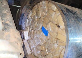 Motorista é preso pela PF em MS com mais de 330 kg de cocaína escondida em caminhão