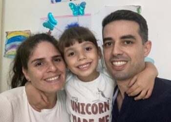 “Ela sofria apenas com 70% de audição”, diz pai após cirurgia de filha dar certo