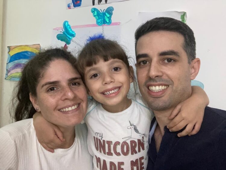 “Ela sofria apenas com 70% de audição”, diz pai após cirurgia de filha dar certo