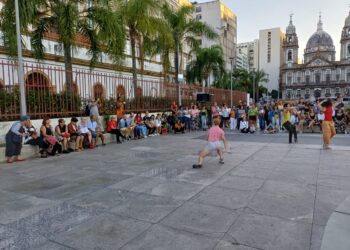Bailarino da Cia de Dança do Pantanal se apresenta com artistas da República Tcheca e refugiados da Ucrânia