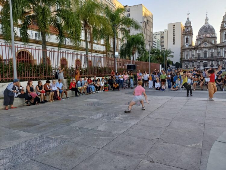 Bailarino da Cia de Dança do Pantanal se apresenta com artistas da República Tcheca e refugiados da Ucrânia