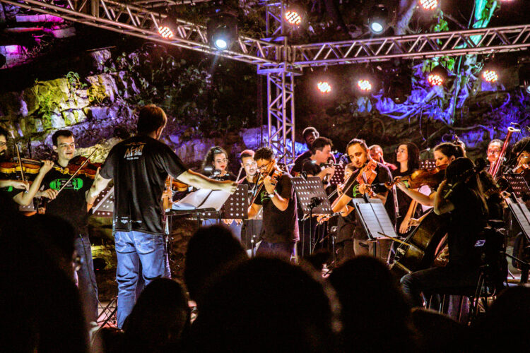 Músicos da Orquestra de Câmara do Pantanal fazem homenagem a Rita Lee em turnê pelo Brasil