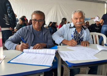 Prefeitura entrega contratos de regularização fundiária para mais de 320 famílias da Capital
