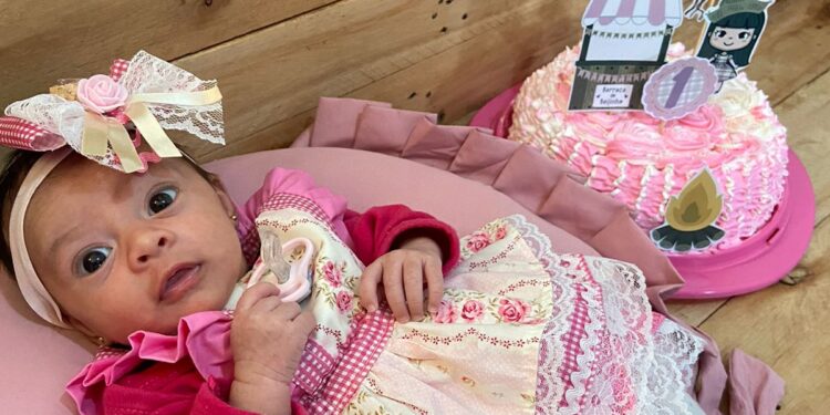 Pai é surpreendido ao ver filha usando macacão de socorrista idêntico ao que ele usa no trabalho