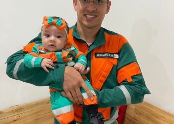 Pai é surpreendido ao ver filha usando macacão de socorrista idêntico ao que ele usa no trabalho