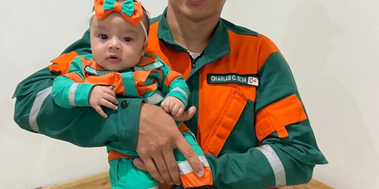 Pai é surpreendido ao ver filha usando macacão de socorrista idêntico ao que ele usa no trabalho