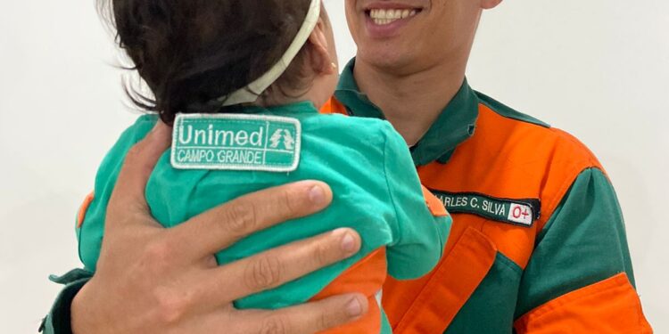 Pai é surpreendido ao ver filha usando macacão de socorrista idêntico ao que ele usa no trabalho