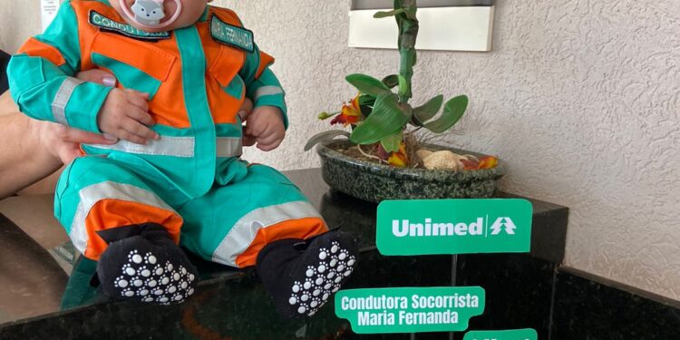 Pai é surpreendido ao ver filha usando macacão de socorrista idêntico ao que ele usa no trabalho