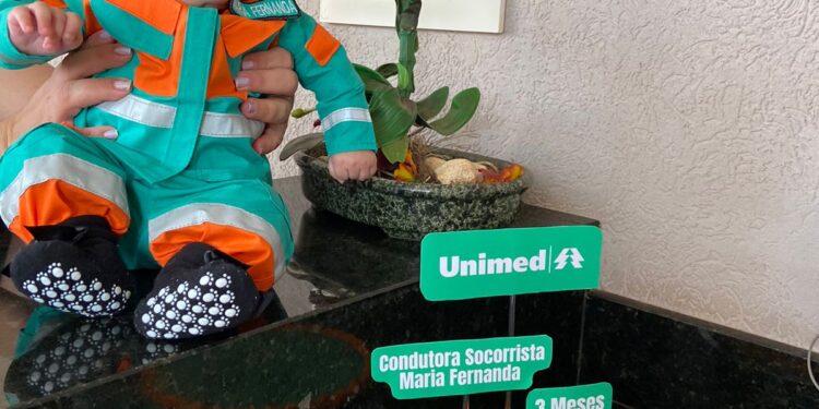 Pai é surpreendido ao ver filha usando macacão de socorrista idêntico ao que ele usa no trabalho