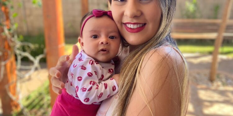 Pai é surpreendido ao ver filha usando macacão de socorrista idêntico ao que ele usa no trabalho