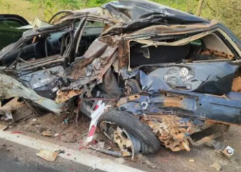 Vereador para em rodovia com obras, caminhão bate atrás e destrói o veículo; ele e esposa saíram ilesos