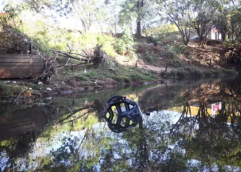 Carro é encontrado submerso no Rio Anhanduí na Ernesto Geisel nesta manhã