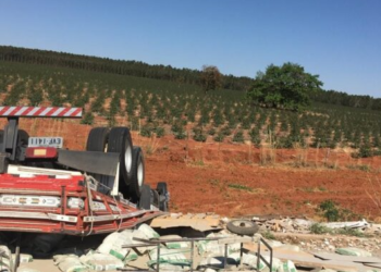 Colisão entre Fiat Uno e caminhão mata duas pessoas na MS-112 e fere outras três