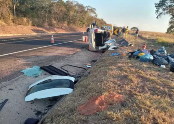 Colisão entre Renault e carreta mata casal e deixa adolescente e criança feridos na BR-163