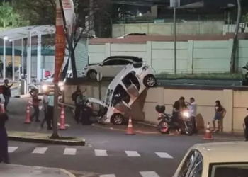 Condutor cai com Peugeot 208 de parte alta de estacionamento de shopping