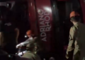 Ônibus com equipe de cantor tomba na BR-463 quase na fronteira e integrantes ficam feridos